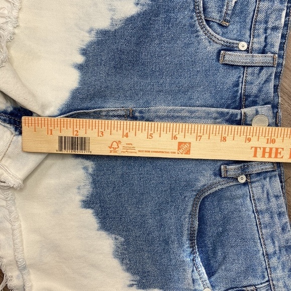 BLANK NYC Women’s The Barrow Vintage High Rise Denim Jean Shorts Size 28W - Picture 4 of 9